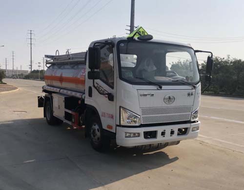 專(zhuān)威牌HTW5071GJYCAQ6型加油車(chē)